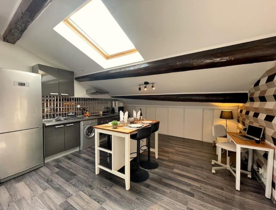 Ferienwohnung Charme Urbain Sous Les Toits-Terrasse/Clim/Parking Béziers Exterior foto